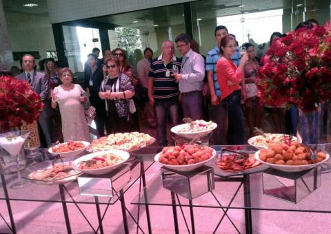 Na inauguração de auditório do TCE, um super bolo, camarão, caviar e espumante